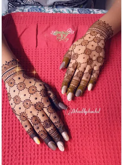 A simple and elegant 'jaal' or net pattern covering the back of the hands, a beautiful choice for any celebration.