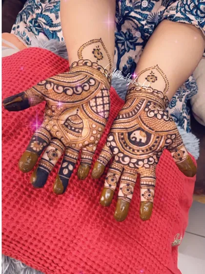 A simple yet traditional design with a 'kalash' (pot) on one hand and an elephant on the other, perfect for any puja or festival.