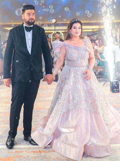 The couple makes their grand entrance. The bride's makeup is elegant and flawless, ensuring she looks her best for this important moment.