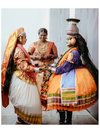 Infusing rich cultural traditions into a wedding celebration. Here, a bride shares a moment with traditional Kerala performers, adding an authentic and memorable touch to her special day. I delight in weaving these cultural elements into your event.