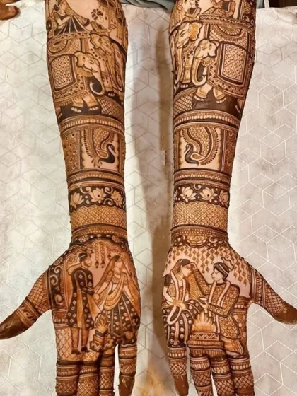 This design tells a story of a wedding procession, with the varmala ceremony on the palms and the groom on an elephant on the arms.