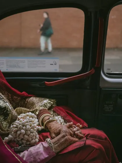 A quiet moment in the back of a London cab, as the bride makes her way to the Gurudwara. Her hands, adorned with kalire, rest in her lap, a picture of calm anticipation.