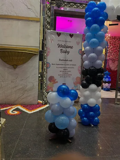 The entrance decor with a welcome sign and balloon pillars.