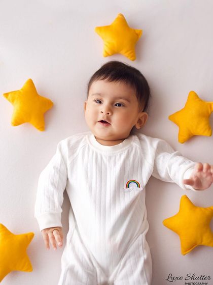 A star is born! This cute setup with plush yellow stars is perfect for capturing a 5-month milestone with a celestial theme.