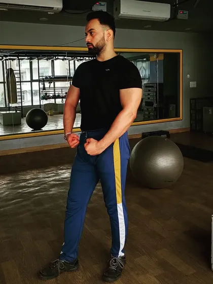 Embracing the Monday motivation with a bicep flex. Starting the week strong sets the tone for the days ahead.