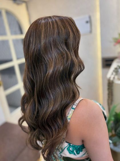 Another angle showcasing the beautiful blend of colours in this global and highlight service. The soft waves add a touch of glamour.
