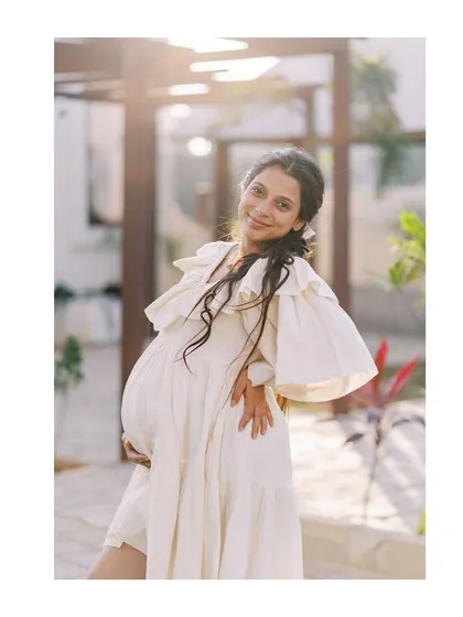 A joyful, sunny portrait of the mother-to-be. Even if we are shooting at home, we can find beautiful pockets of light that make the photos glow.