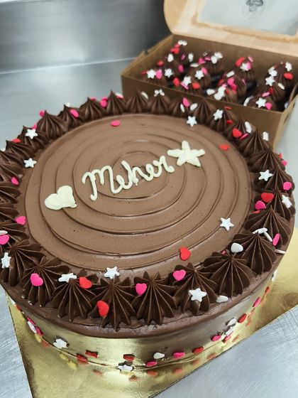 My cute little 3-year-old client Meher loves stars and hearts, so I had to stick to the brief. This is my ultimate chocolate cake decorated just for her.