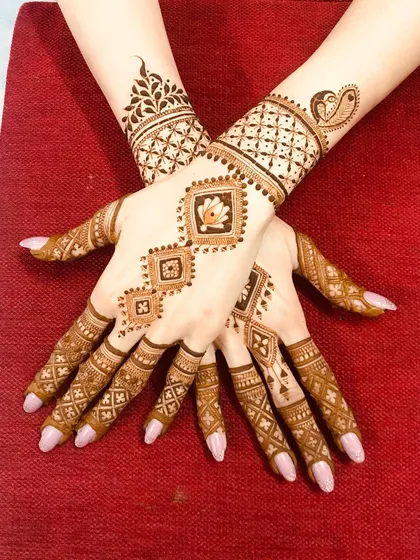 A chic and modern design for a guest. The geometric patterns and spacing give it a very contemporary feel.