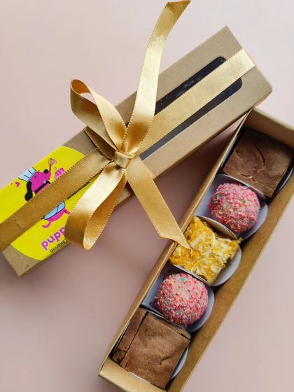 This is the 'Kiara's Chotu Dhamaka Box', a perfect little Diwali gift. This option contains a sweet mix of brownies, pumpkin barfi, and truffle laddoos, all made from scratch with love.
