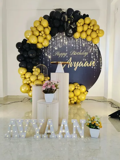 Another full view of the chic black and gold birthday decoration.