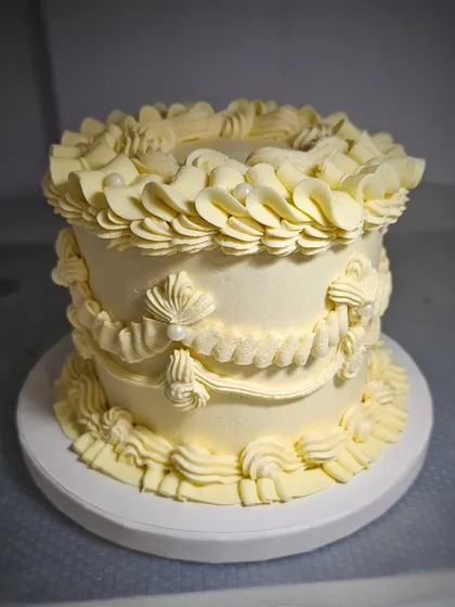 The same vintage cake before the ribbons were added, showcasing the pure buttercream piping.