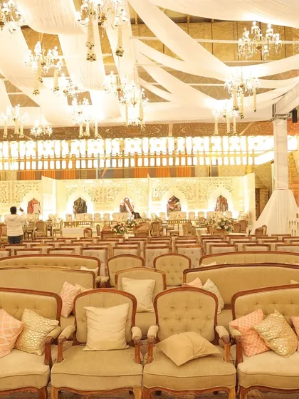 A view of the guest seating, combining long sofas and individual chairs to create a varied and comfortable arrangement for a large gathering.