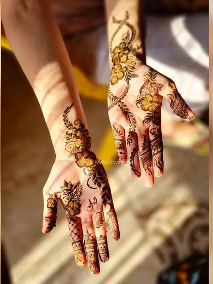 Arabic florals and vines catching the sunlight. This style is all about creating a beautiful flow across the skin.