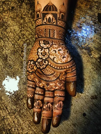 A symbol of eternal love, the Taj Mahal, intricately drawn on the wrist. This is a popular choice for brides who want their mehendi to represent a grand love story.