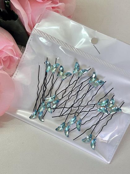 These light blue butterfly U-pins remind me of a fairytale. They are perfect for creating a dreamy, romantic hairstyle.