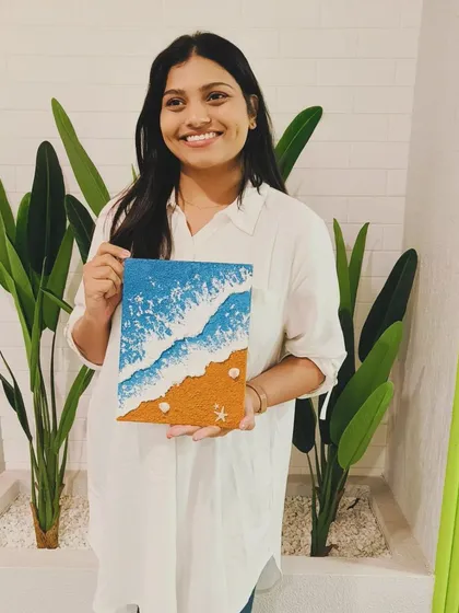 A participant from our Indore workshop with her beautifully crafted beach texture art piece. The smile of accomplishment says it all.