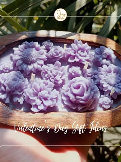 Another beautiful Valentine's Day gift idea is our wooden tub candle, filled with purple wax flowers. It's a luxurious and artistic piece, perfect for creating a romantic atmosphere.