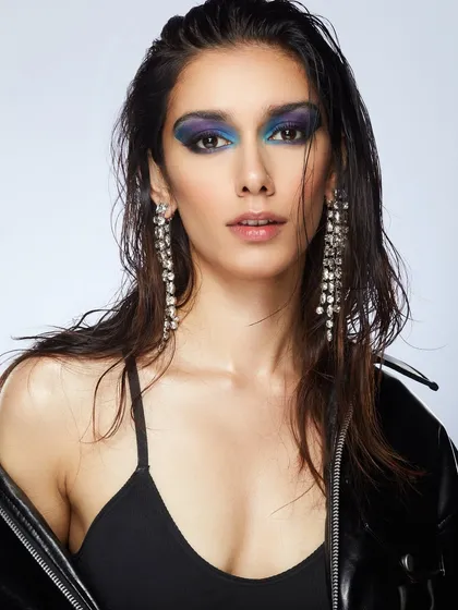 A student from our Mumbai academy created this stunning blue-purple smokey eye with a wet-look hair style for her portfolio shoot.