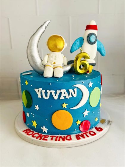"Rocketing into 6!" This space cake features a fondant astronaut sitting on the moon.