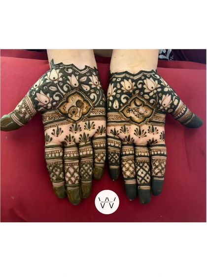 This Karwachauth design features a crescent moon and star, central to the festival's traditions.