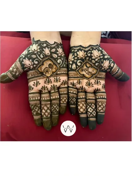This Karwachauth design features a crescent moon and star, central to the festival's traditions.