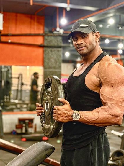 Holding a weight plate. Har cheez ek prop hai.