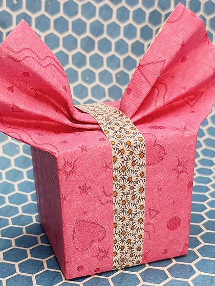 A collection of creative gift wrapping and packaging ideas. Our classes teach you how to make your presents stand out with handmade boxes and beautiful wrapping techniques.