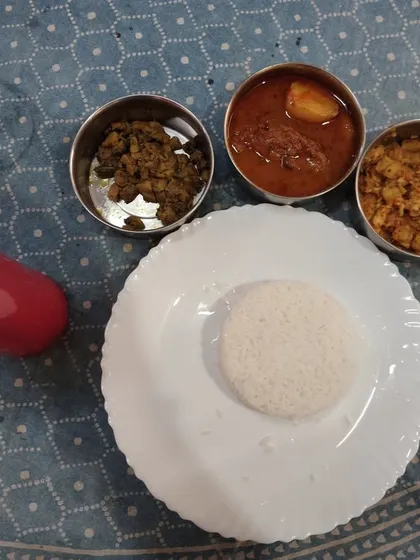 This is a look at my homestyle non-vegetarian lunch parcel. Prepared with less oil and fresh ingredients, it typically includes rice, a flavorful fish or chicken curry, and two vegetable side dishes, just like a comforting meal at home.