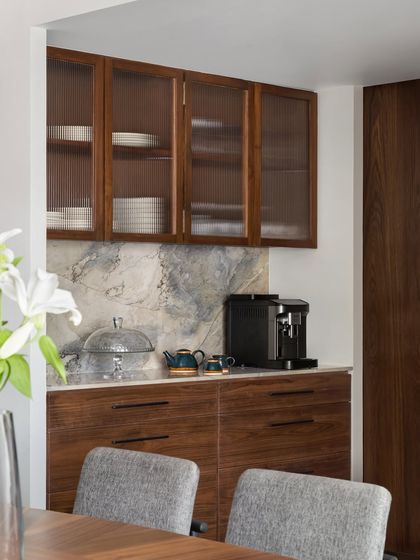 The pantry and coffee station in the West Coast Residence, seamlessly integrated next to the dining area. The design ensures that everything is close at hand for easy entertaining.