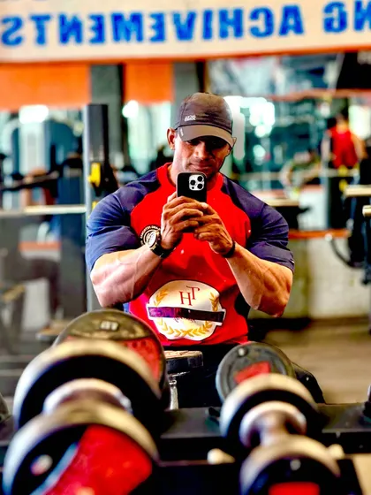 Gym selfie. Apni progress ko document karna ek achhi aadat hai.