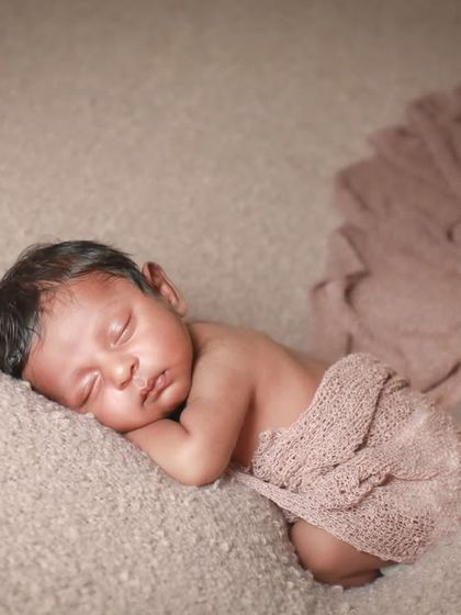 So sleepy and peaceful. I love the texture of this wrap and how it keeps the baby feeling secure and warm during our session.