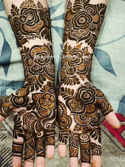 This back-of-hand design features beautiful, bold roses that make a statement.