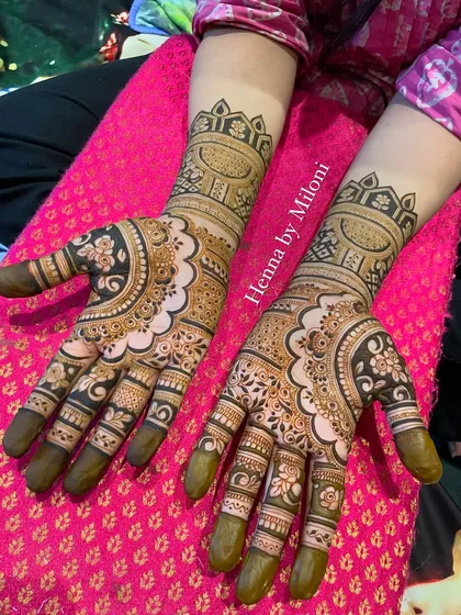 A beautiful design with a scalloped border and floral motifs. The pattern is elegant and perfect for any festive occasion.