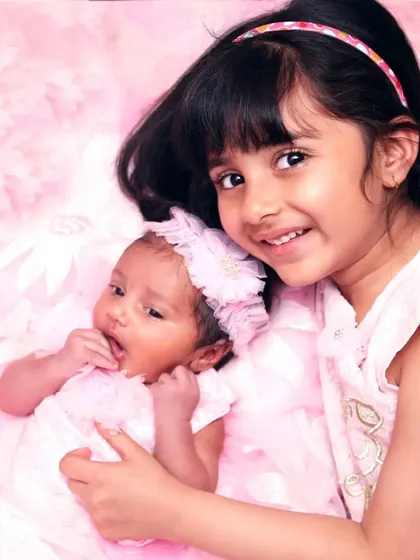 Sibling photoshoots are close to my heart. I help capture the beautiful bond between your children, from the protective older sibling to the newest member of the family.