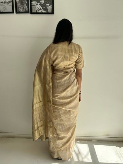 Are you a fan of Maheshwari handloom sarees? This image shows the back of our Karghewale's Revelry Collection saree, a modern twist on a classic weave, blending silk, cotton, and zari.