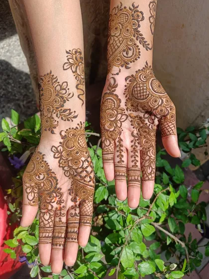 A light and airy design perfect for any celebration. The patterns are focused on the palms and fingers, leaving space for a more contemporary feel.