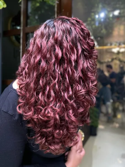 Nothing says festive like new hair for Christmas. This client is glowing with her fresh, warm-toned color that makes her curls look extra juicy and celebratory.