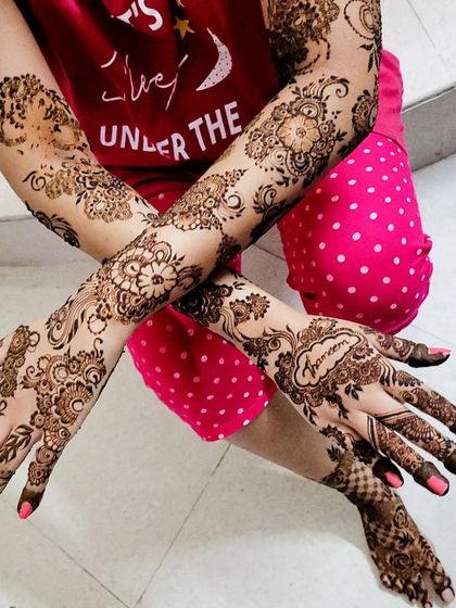 Here is the same beautiful design in color. The henna has a lovely brown tone as it dries, and you can see how the design complements her hands without being completely full.