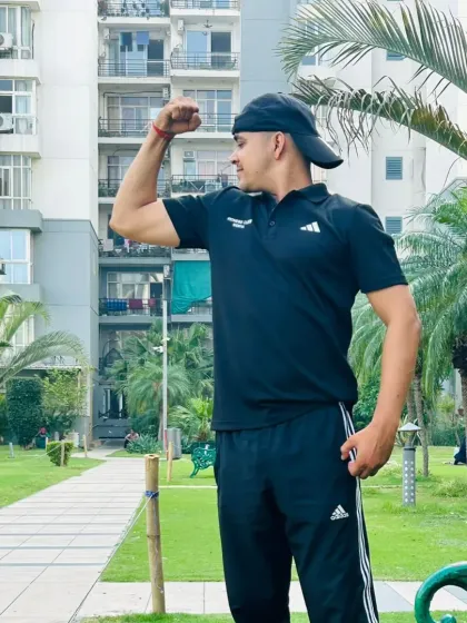 Side bicep pose.