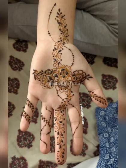 A classic Arabic floral vine. This design flows diagonally across the hand, creating a graceful and timeless look.