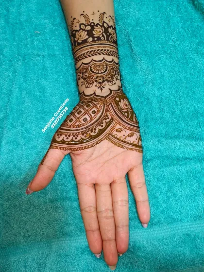 A beautiful design for the bride who prefers elegance over heavy patterns. This single-hand design is intricate yet feels light and graceful.