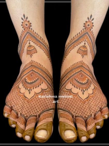 A simple yet elegant design for bridal feet, featuring hanging jhumka (earring) motifs. The delicate check patterns and clean lines make this a perfect choice for a minimalist bride.