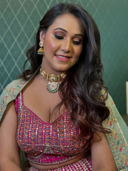 A closer look at this stunning bridal makeup. We created a warm, bronzed eye look and paired it with a dewy skin finish and a soft pink lip to complement her vibrant pink and mint lehenga.