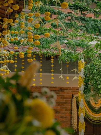 I love creating canopies that feel both grand and natural. Here, we used strings of golden marigolds and fresh mango leaves to design a traditional yet airy ceiling for an authentic South Indian wedding ceremony.