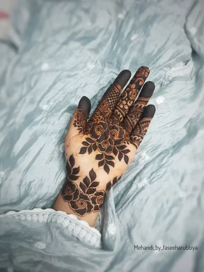 My Eid henna, combining bold florals with intricate finger designs for a balanced and beautiful look.
