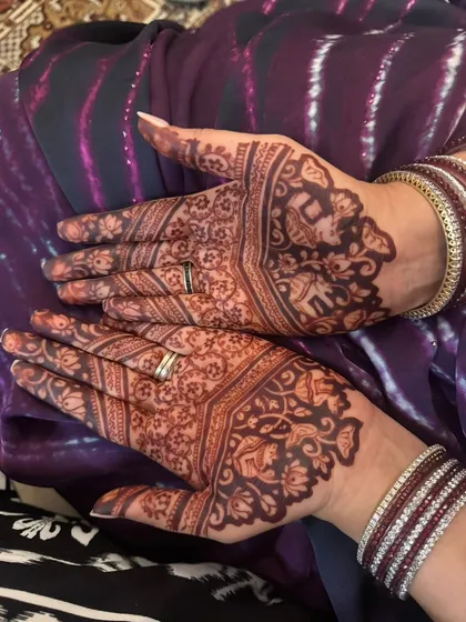 A classic Karwa Chauth design with elephant motifs and fine, intricate fillers.