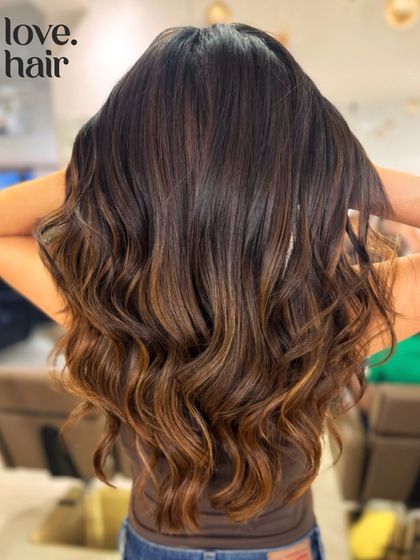 The ultimate quiet luxury look. This non-bleach balayage features deep chocolate tones with subtle lighter ribbons for a result that is effortlessly chic and grows out flawlessly.