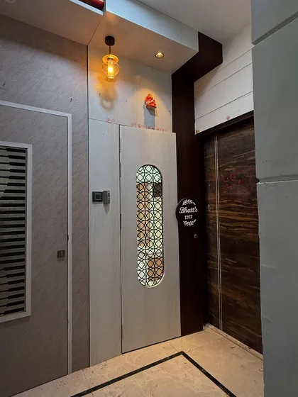 The completed entrance area, featuring a custom door, a stylish nameplate, and warm pendant lighting. This is how I create a welcoming and impressive entry for your home.