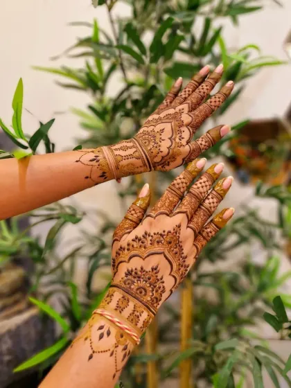 An elegant Indo-Western design that is perfect for parties or festivals. The pattern is focused on the back of the hand, leaving the palm free.